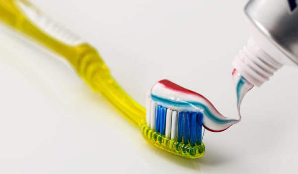 toothbrush-571741_1920